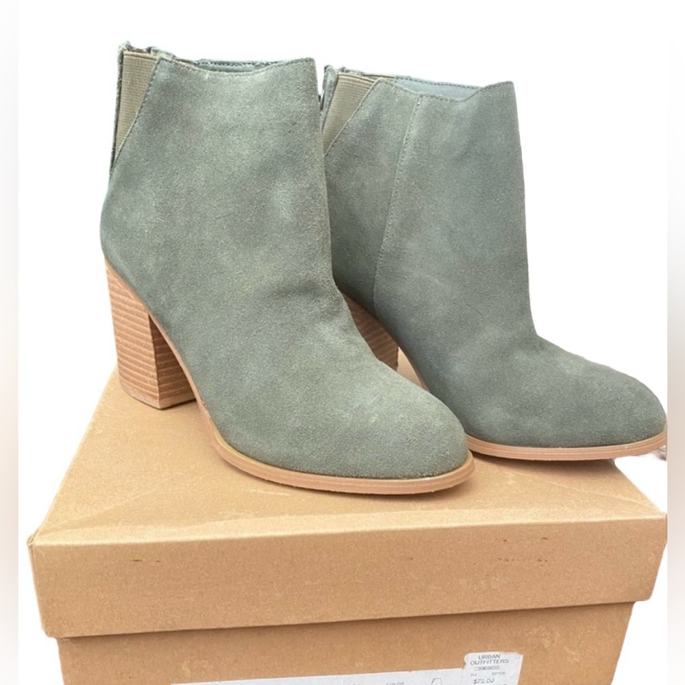 brand new urban outfitters short suede boots in moss
